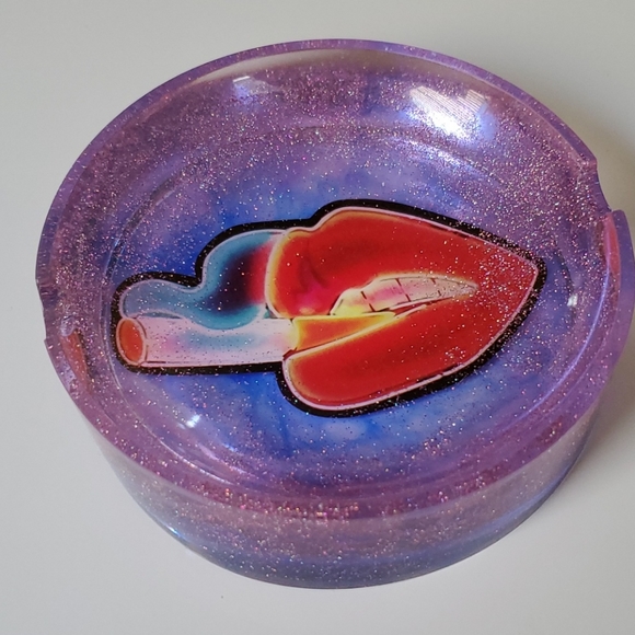 Resin ashtray - Picture 1 of 6